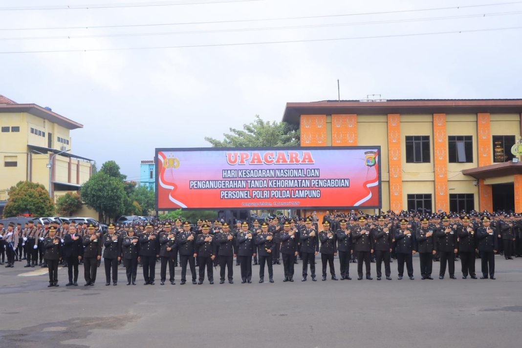 Kapolda Lampung Pimpin Upacara Hari Kesadaran Nasional Dan Anugerahkan Satya Lencana Pengabdian Kepada 459 Personel