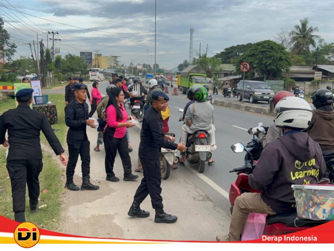 Batalyon A Pelopor Berbagi Takjil, Hangatkan Kebersamaan di Bulan Suci Ramadan