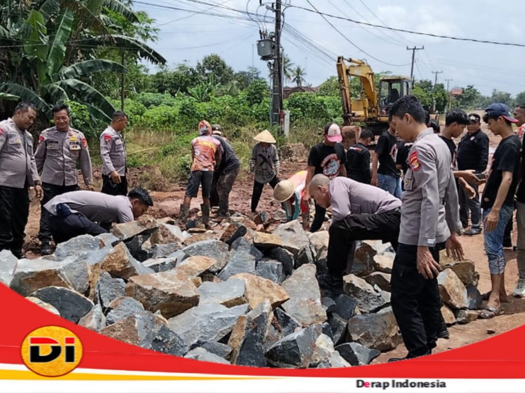 Brimob Kompi 2B Pelopor Bersinergi Dengan Warga Perbaiki Akses Jalan Rusak Di Purbolinggo