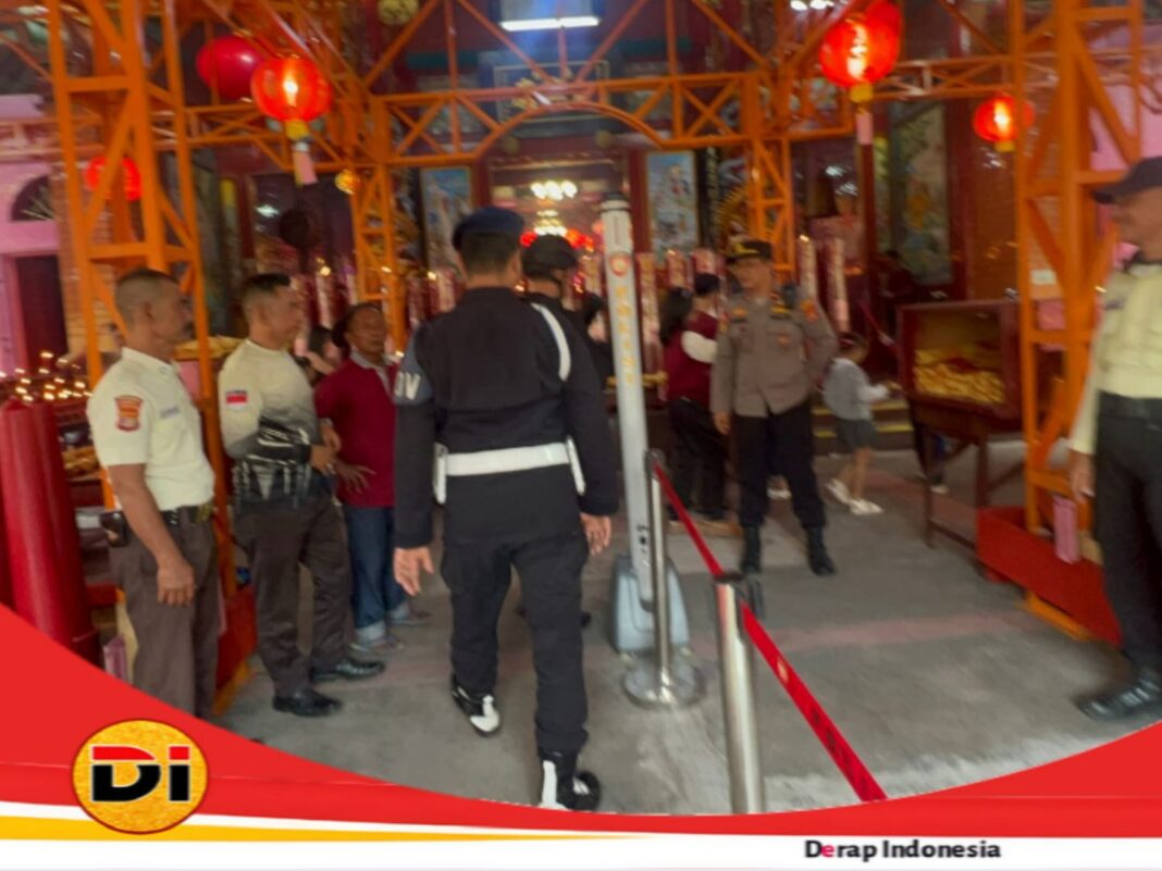 Brimob Polda Lampung Perkuat Pengamanan Imlek di Vihara Tan Hin Bio Teluk Betung