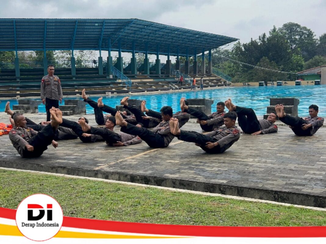 Asah Kemampuan Kemanusiaan, Batalyon A Pelopor Brimob Gelar Latihan SAR di Kolam Unila