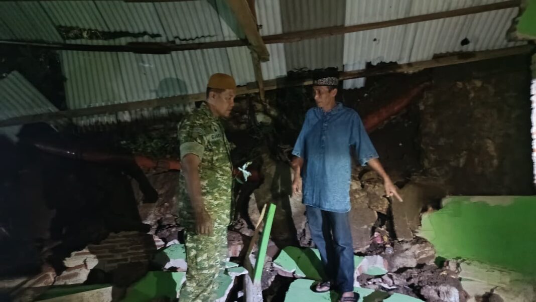 Babinsa Sukadanaham, Peltu Giarto Sigap Lakukan Penanganan TPA yang Tertimpa Longsor