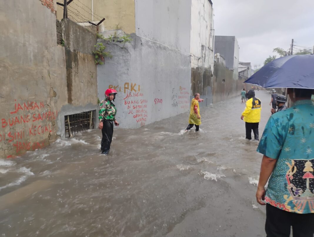 Respon Cepat Babinsa Kelurahan Jagabaya III, Sertu Sugiyanto Atasi Genangan Air Akibat Hujan Lebat Patut Dipuji
