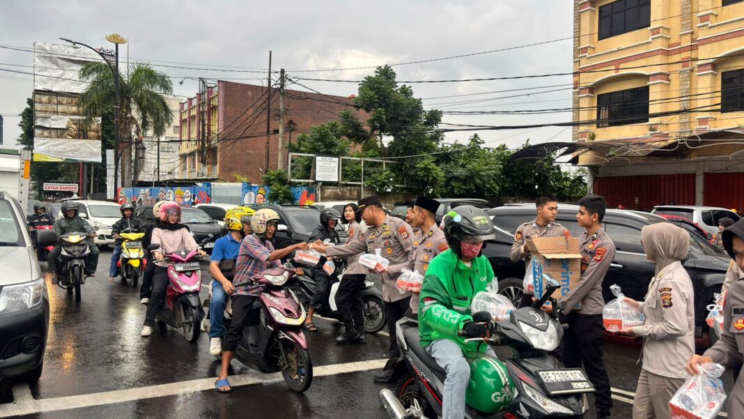 Biro Sdm Polda Lampung Berbagi Kebahagiaan, Bagikan Ratusan Takjil Pada Pengendara