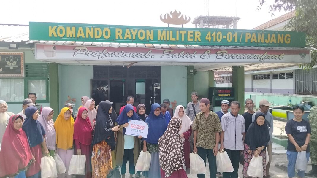 Peduli Sosial : Koramil 410-01/Panjang, Kodim 0410/KBL Berkolaborasi dengan Yayasan Bakrie Amanah Bagikan Bingkisan Kepada Kaum Dhuafa dan Warga Terdampak Banjir