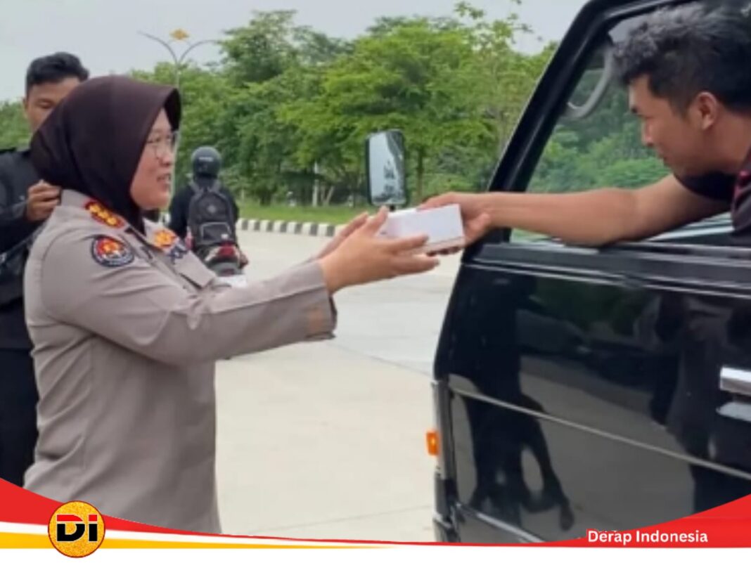 Sapa Masyarakat, Polwan Polda Lampung Bagikan Takjil Berbuka Puasa