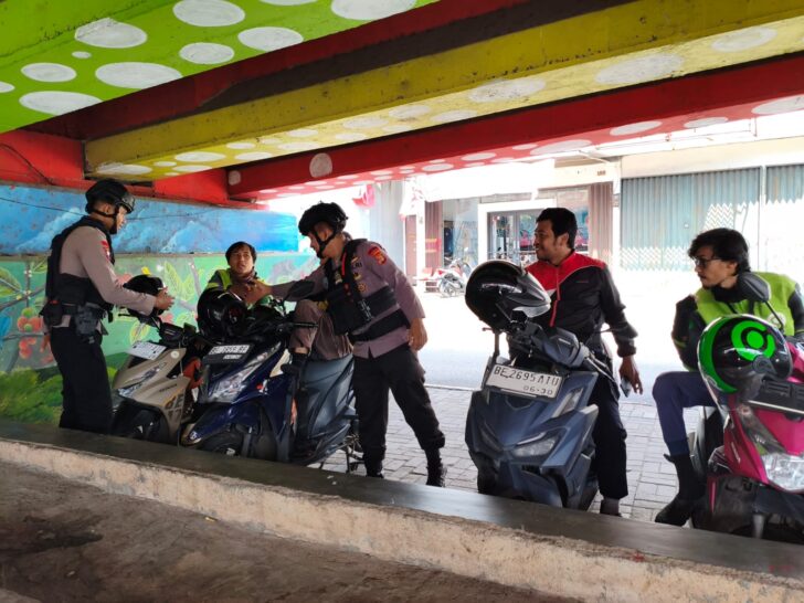 Lampung_Detasemen Gegana Satuan Brimob Polda Lampung melaksanakan kegiatan patroli dialogis secara intensif selama Bulan Ramadhan di berbagai lokasi strategis di Kota Bandar Lampung pada Rabu, 11 Maret 2026. Kegiatan ini digelar dalam rangka upaya pemeliharaan keamanan dan ketertiban masyarakat (Harkamtibmas) dengan fokus pada area permukiman dan perumahan.

Kegiatan yang dipimpin oleh Bripka Muslim Koharuddin, berfokus pada pendekatan langsung kepada warga ini bertujuan untuk mendeteksi dan mencegah potensi gangguan kamtibmas serta meningkatkan rasa aman di tengah masyarakat selama bulan Ramadhan.

Danden Gegana Satuan Brimob Polda Lampung Kompol Yonny Kamuda, menekankan bahwa kehadiran anggota di tengah masyarakat merupakan faktor kunci dalam menciptakan stabilitas keamanan. "Patroli dialogis ini bukan sekadar menunjukkan kehadiran fisik, tetapi juga membangun komunikasi dua arah dengan warga. Kami ingin memastikan masyarakat merasa aman dan terlindungi, terutama di tempat-tempat vital dan pusat aktivitas publik yang ramai dikunjungi," tegasnya.

Ditempat berbeda Dansat Brimob Polda Lampung Kombes Pol Yustanto berkomitmen untuk terus meningkatkan frekuensi dan kualitas patroli serupa demi menjamin terpeliharanya Harkamtibmas yang kondusif di wilayah Bandar Lampung secara berkelanjutan.