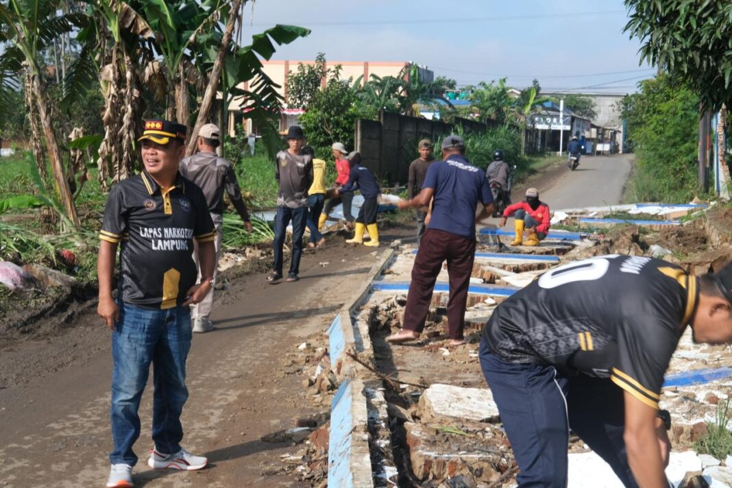 Peduli Pascabanjir, Kalapas Narkotika Bandar Lampung Pimpin Aksi Bersihkan Puing Bangunan Warga Sekitar