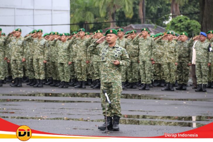 Pangdam XXI/RI Mayjen TNI Kristomei Sianturi, S.Sos., M.Si., bersama Komandan Kodim 0410/KBL beserta para Bintara Pembina Desa (Babinsa) yang menunjukkan eksistensi mereka sebagai garda terdepan dalam membangun kebersamaan.(Poto : Istimewa)