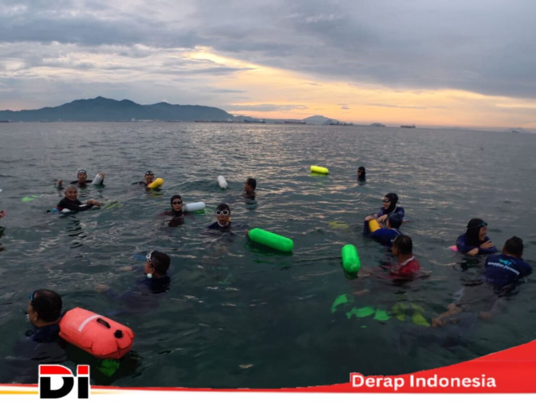 Peringati Hari Kartini, Komunitas Renang Antar Pulau Berenang ke Pulau Tangkil