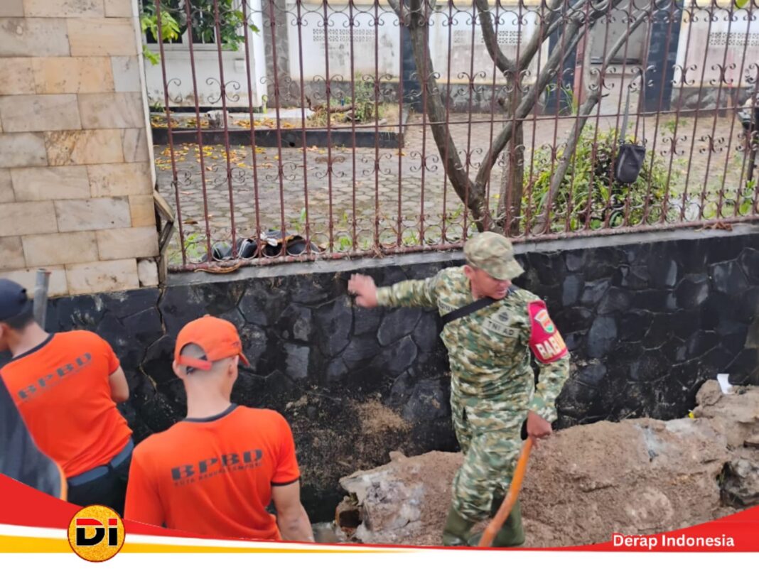 Babinsa Jagabaya III Koramil 410-04/TKT Pimpin Langsung Aksi Pembersihan Material Longsor di Kelurahan Gunung Sulah