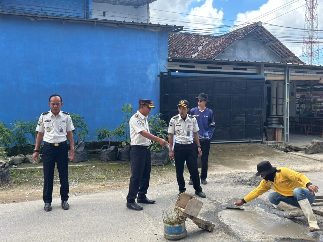 Bermanfaat untuk masyarakat, Petugas dan Warga Binaan Lapas Narkotika Bandar Lampung Perbaiki Jalan Berlubang