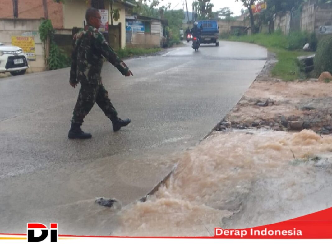Curah Hujan Tinggi, Sertu Andreswan Babinsa Kelurahan Campang Raya Pantau Lokasi Pastikan Warga Aman