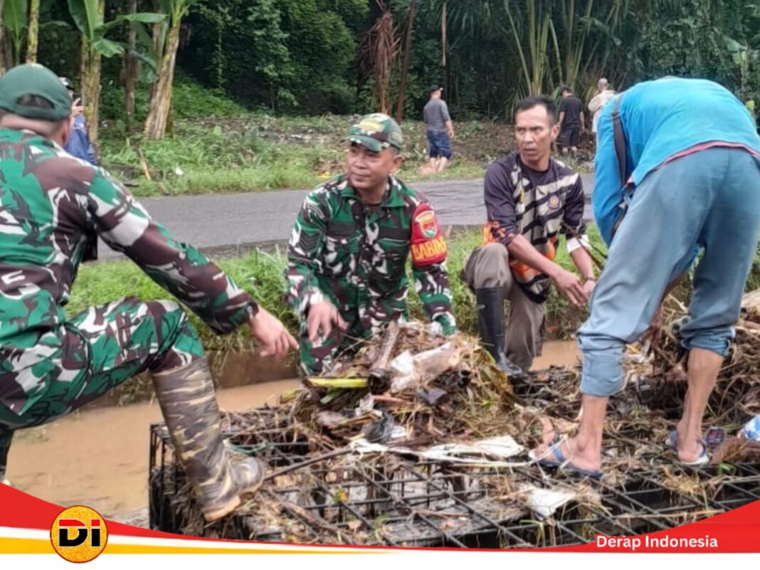 Sertu Aan Asrori, Babinsa Way Gubak Koramil 410-01/Panjang, Sigap Bantu Pengendara yang Terjebak Banjir
