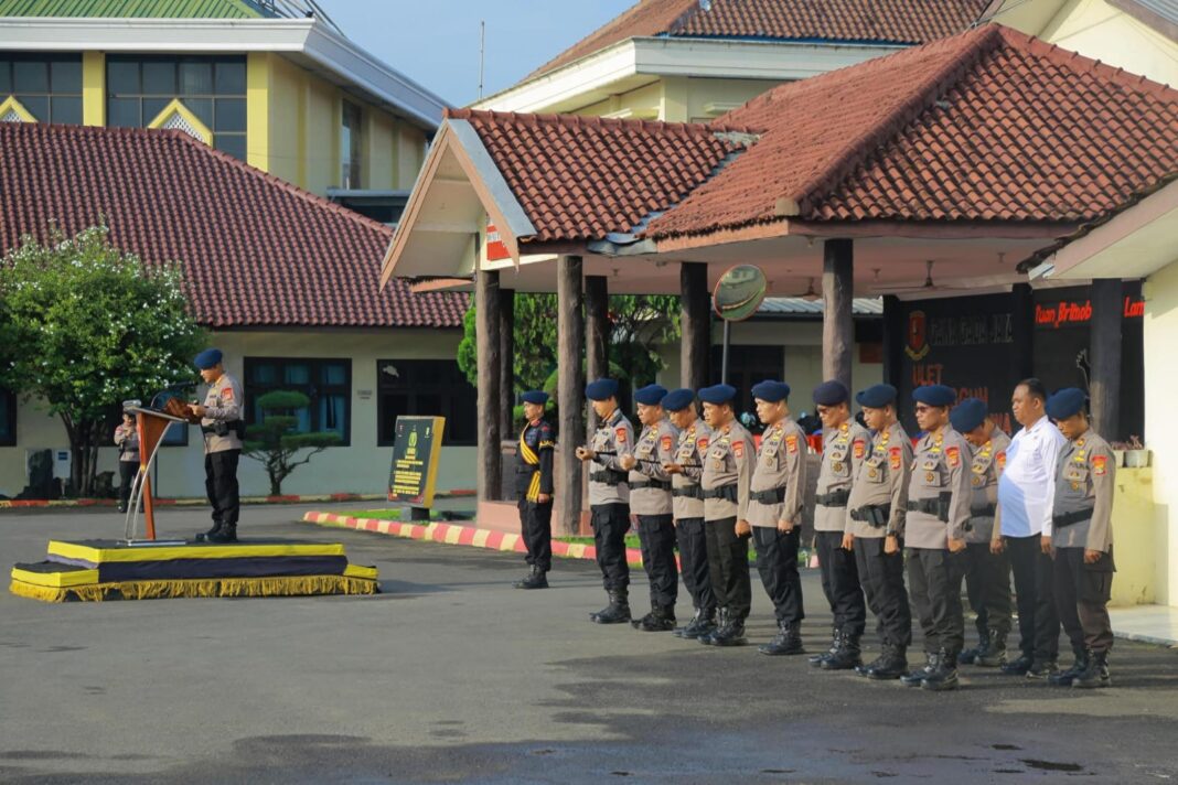 Komandan Satuan Brimob Polda Lampung Mengambil Apel Kesatuan