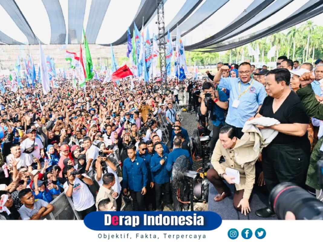 Momen Unik May Day 2026 di Monas : Usai Pidato, Presiden Prabowo Lepas Baju Safari dan Hampiri Ribuan Buruh