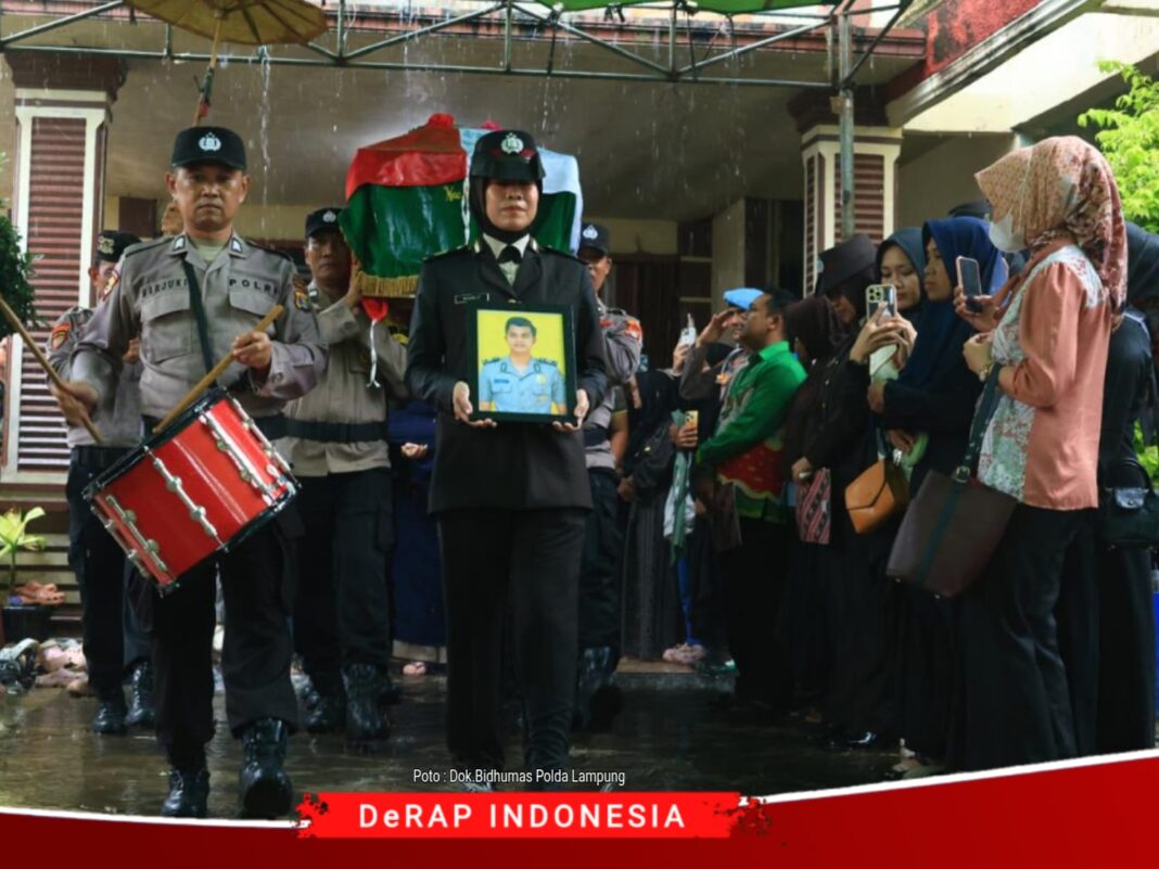 Polda Lampung Berduka: Kapolda Hadiri Upacara Pemakaman Bripka Anumerta Arya Supena yang Gugur Dalam Tugas