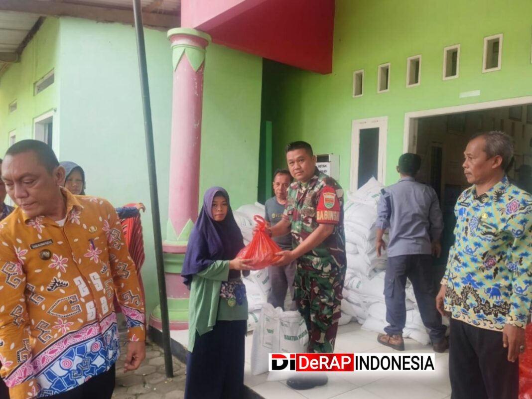 Pastikan Tepat Sasaran, Babinsa Kelurahan Kampung Baru, Monitoring Langsung Penyerahan Bantuan Beras untuk Warga