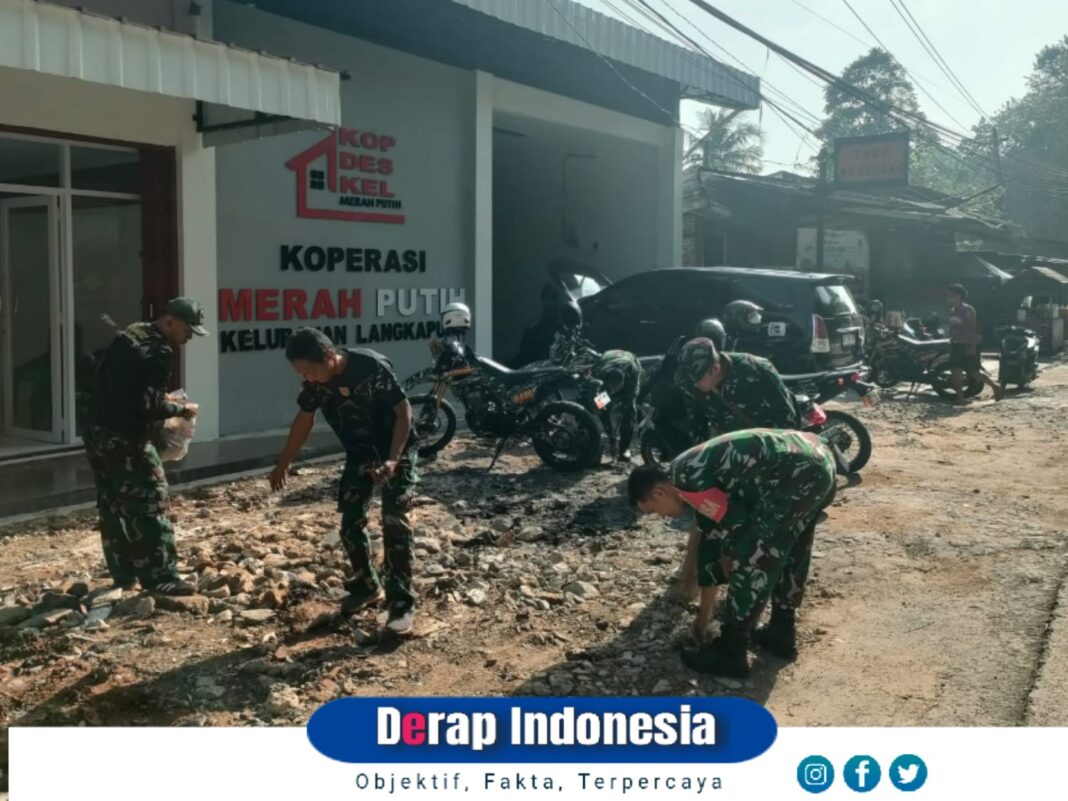 Pererat Kemanunggalan TNI dengan Rakyat, Babinsa Sertu Rikman Turut Sukseskan Pembersihan di KDKMP Kelurahan Langkapura Bandar Lampung.