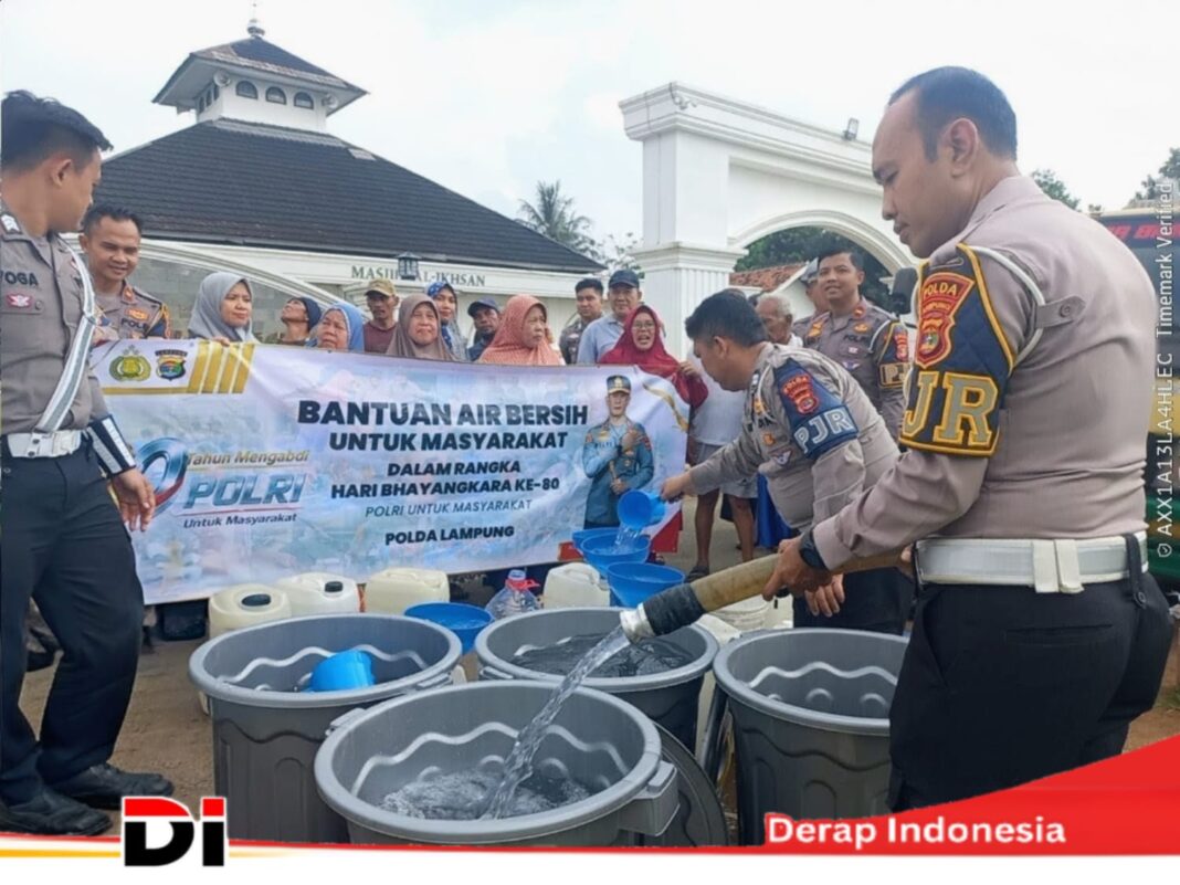 Sambut HUT Bhayangkara ke-80, Ditlantas Polda Lampung Salurkan 16.000 Liter Air Bersih untuk 100 KK di Pesawaran