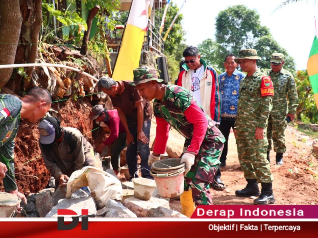 Sinergi Tanpa Batas: Peltu Dwi Gerakkan Warga Kemiling, Dansatgas TMMD Beri Apresiasi di Lapangan