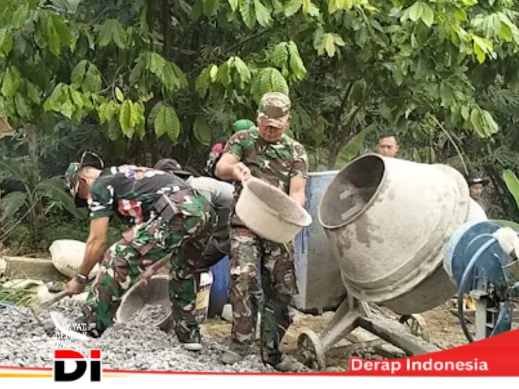Babinsa Koramil 410-02/TBS bersama Masyarakat Kemiling Gotong Royong Lakukan Pengecoran Jalan