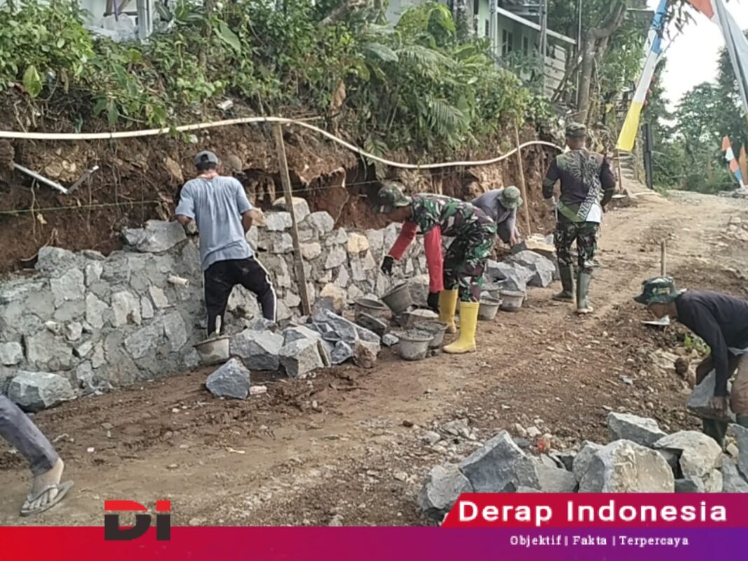 Wujud Kemanunggalan TNI dengan Rakyat, Babinsa Serka Pungut Supratman, Lakukan Pendampingan Pembuatan Talut Kelurahan Pinang Jaya