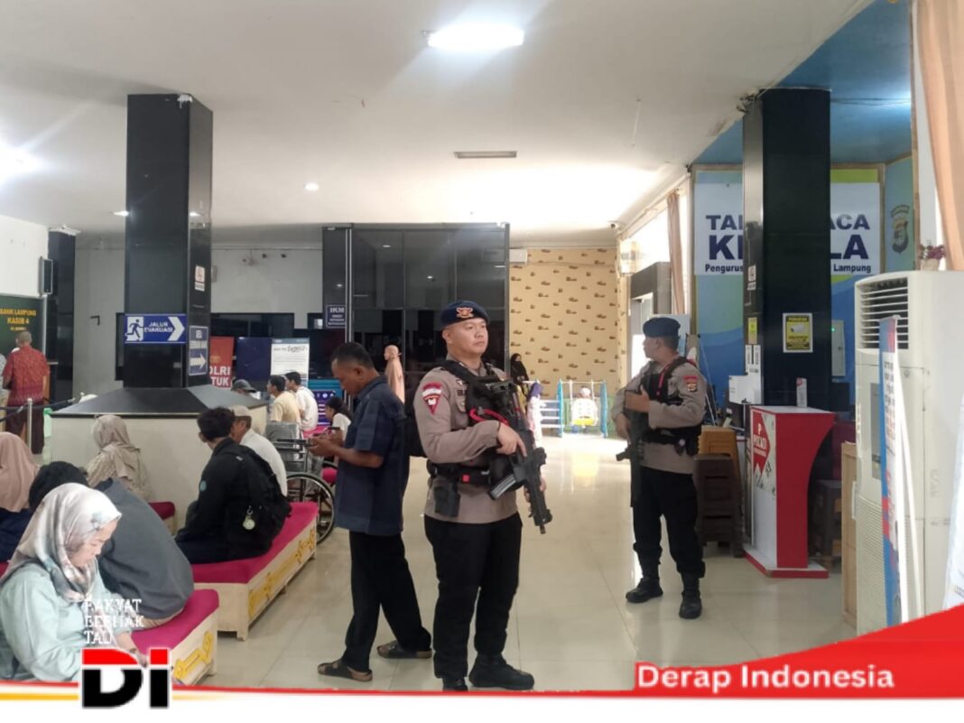 Tim Komposit Gegana Brimob Lampung Perketat Pengamanan di Kantor Samsat dan Ditlantas