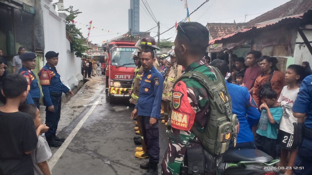 Respons Cepat Babinsa Koramil 410-05/TKP Bantu Penanganan Kebakaran Rumah di Kaliawi, Bukti Nyata TNI AD Selalu Siap