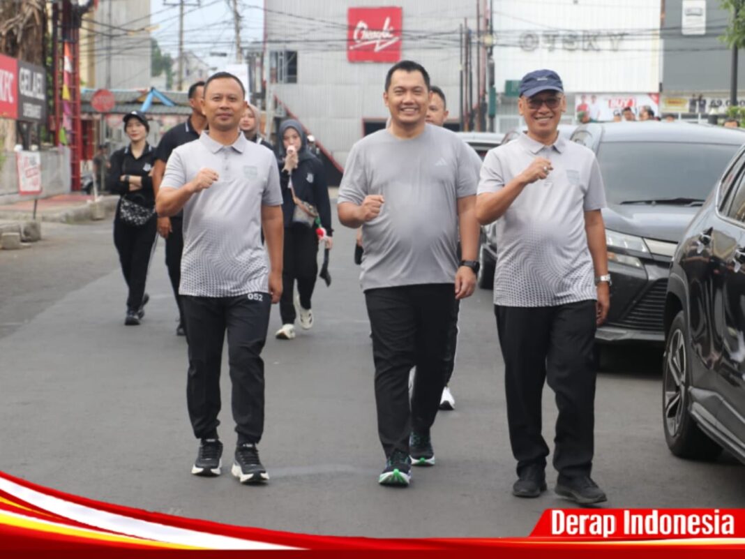 Dandim 0410/KBL Kolonel Arm Roni Hermawan bersama Jajaran Babinsa Ikuti Jalan Sehat HUT ke-1 Kodam XXI/RI