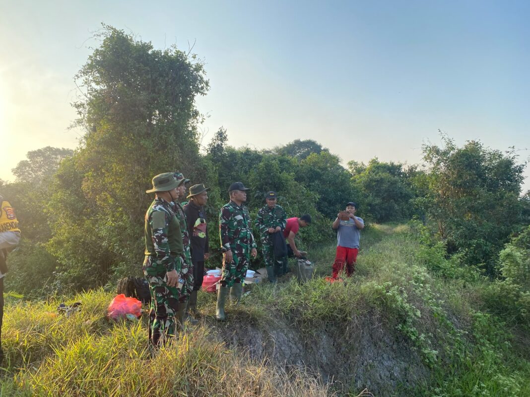 Pangdam XXI/Radin Inten Kerahkan Prajurit Yonif TP 943/DPC untuk Bantu Pemadaman Karhutla di Way Kambas