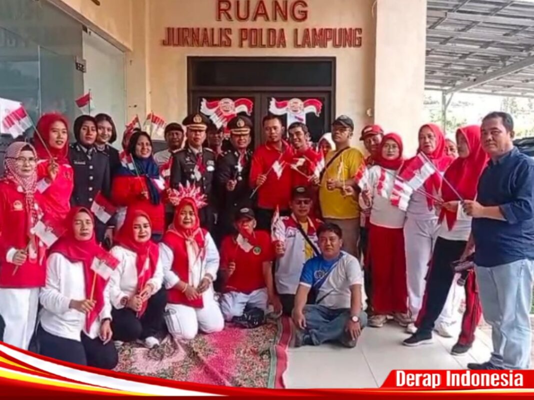 Meriahkan HUT RI ke-81, Pejabat Utama Polda Lampung Joget Balon Bersama Jurnalis