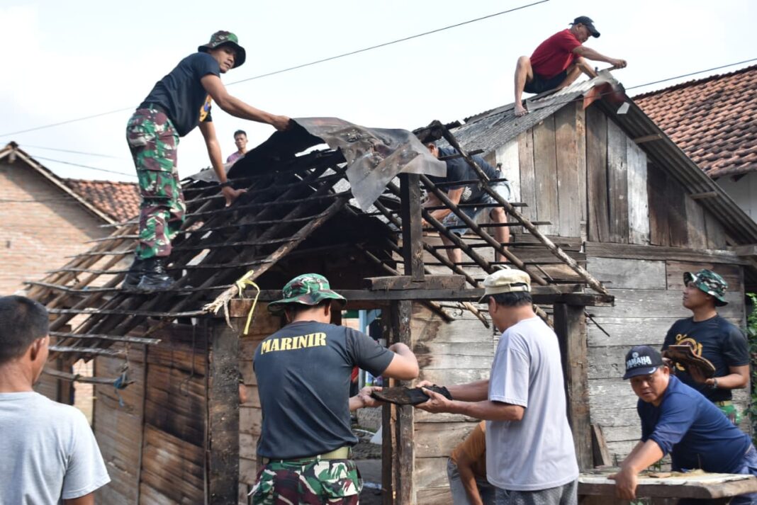 Yonif 9 Marinir Brigif 4 Mar/BS Gelar Bedah Rumah Ibu Suryati di Desa Paya