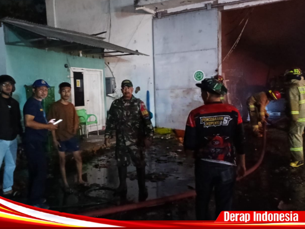 Babinsa Sukaraja Sigap Bantu Tangani Kebakaran Gudang Frozen, Pastikan Warga Aman dan Situasi Terkendali