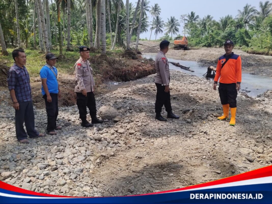 Satuan Brimob Polda Lampung Turun Tangan Bantu Warga Pasca Banjir di Tanggamus