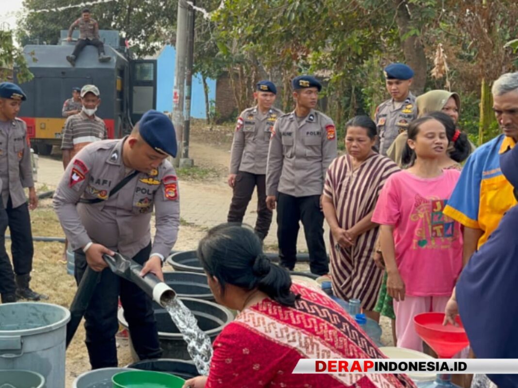 Krisis Air, Satbrimob Polda Lampung Salurkan 12.000 Liter Air Bersih di Jatiagung
