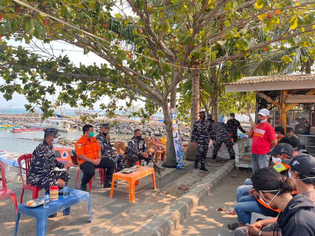 Lanal Lampung Pastikan Kesiapsiagaan Bencana, Bagikan Bantuan dan Edukasi Warga Pesisir Barat