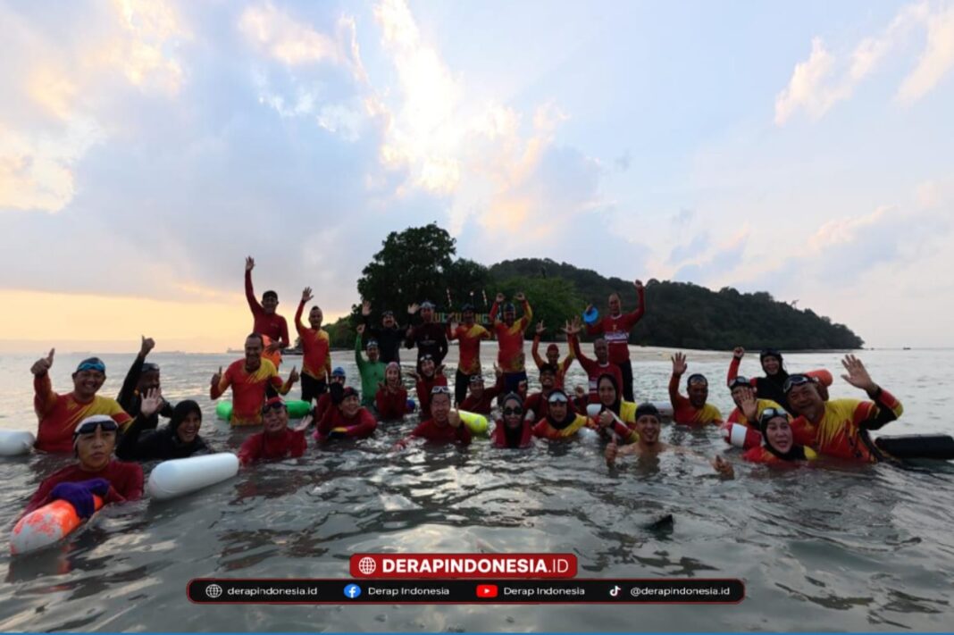Komunitas Renang Antar Pulau di Pantai Mutun Dilatih Basarnas Cara Selamatkan Korban Tenggelam