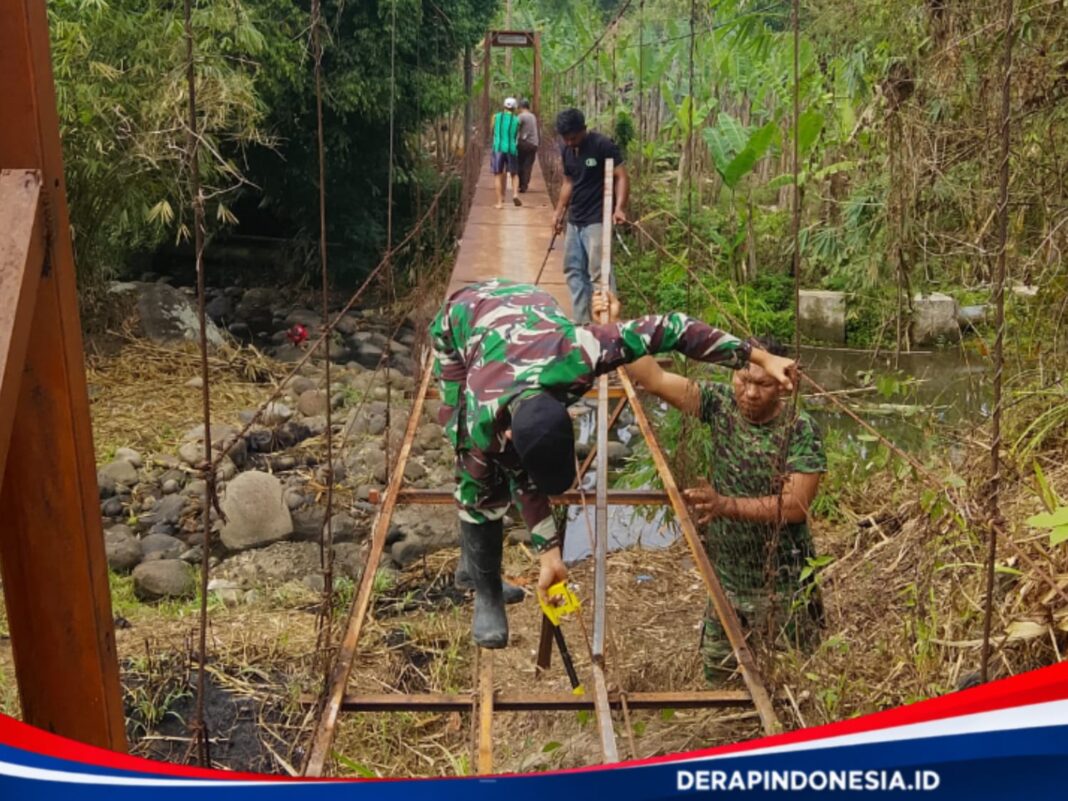 Babinsa Koramil 410-03/TBU Bergerak Cepat Bangun Jembatan Perintis Garuda di Teluk Betung Barat