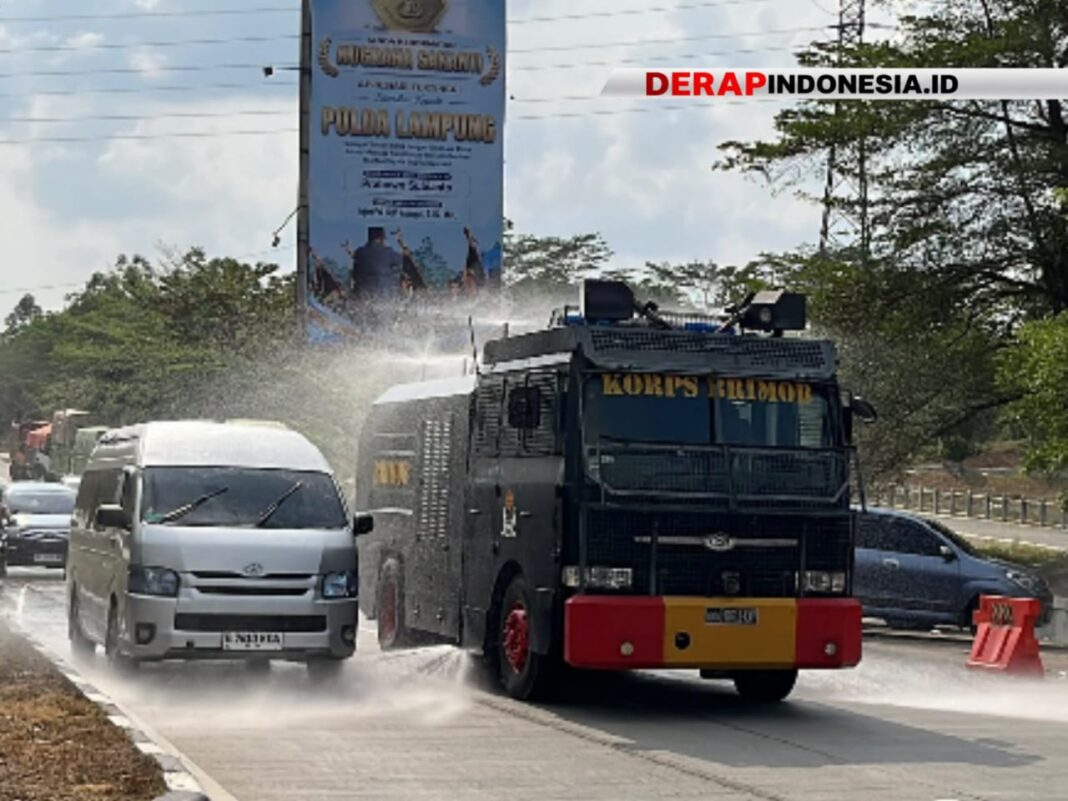 Brimob Polda Lampung Kerahkan Unit AWC Guna Kurangi Dampak Abu Vulkanik Gunung Anak Krakatau