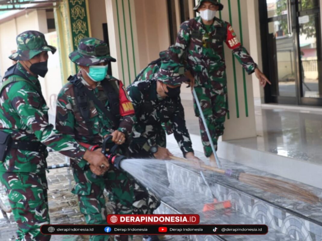 Bergerak Cepat Hadapi Dampak Abu Vulkanik Anak Krakatau, Babinsa Kodim 0410/KBL Bersihkan Masjid dan Bagikan Masker
