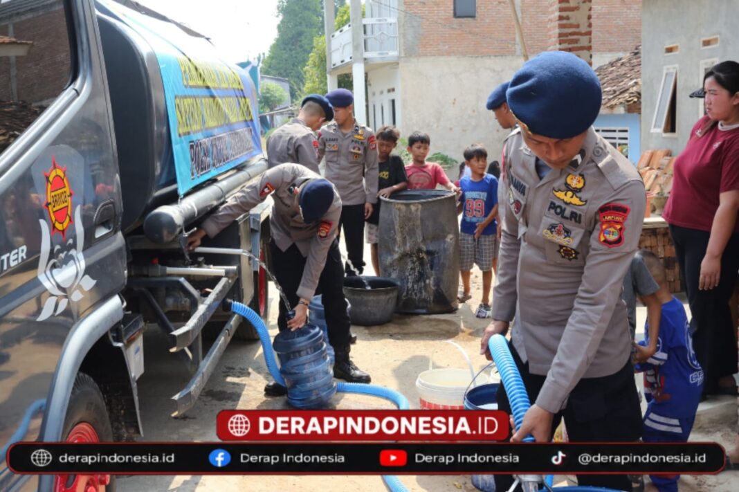 Satuan Brimob Polda Lampung Salurkan Ribuan Liter Air Bersih bagi Masyarakat Terdampak Kekeringan